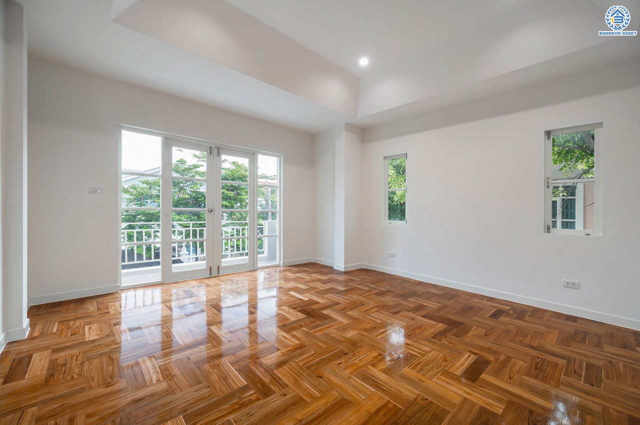 บ้านตกแต่งใหม่ โครงการ มัณฑนา  วัดพระเงิน ตกแต่งหรูหราดีไซน์สุด Classic เนื้อที่ 85.6 ตร.ว ฟังก์ชันจัดเต็ม 3 ห้องนอน 4 ห้องน้ำ 1 ห้องแม่บ้าน จอดรถได้ถึง 2 คัน เชื่อมต่อถนนกาญจนาฯ ใกล้รถไฟฟ้าสายสีม่วง "สถานีสามแยกบางใหญ่" และทางด่วน "ศรีรัช" รายล้อมด้วยสิ่งอำนวยความสะดวกมากมาย